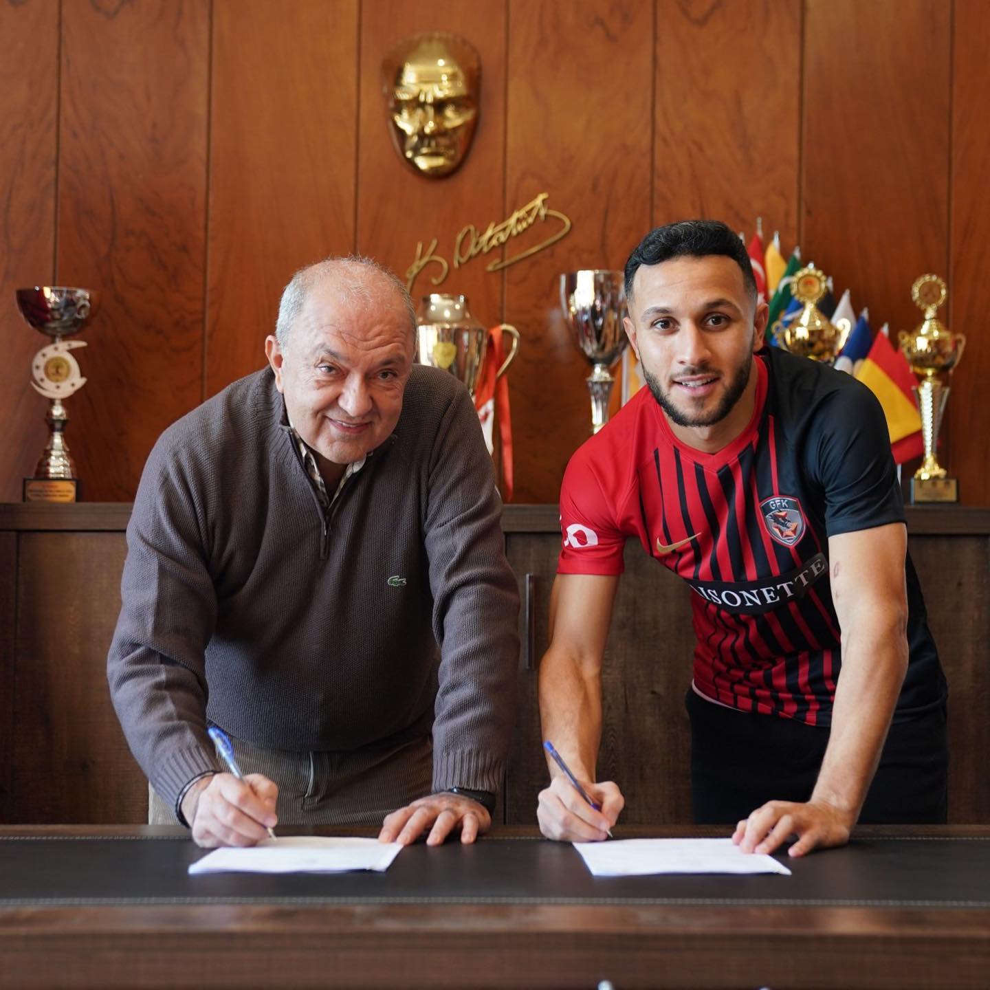 ئوسامه&zwnj; ڕه&zwnj;شید له&zwnj; كاتی واژۆكردنی گرێبه&zwnj;ستی یانه&zwnj;ی غازی عه&zwnj;نتابی توركیا 23 جه&zwnj;نیوه&zwnj;ری 2021